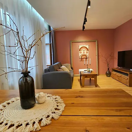 Silversmith's In Old Apartman *